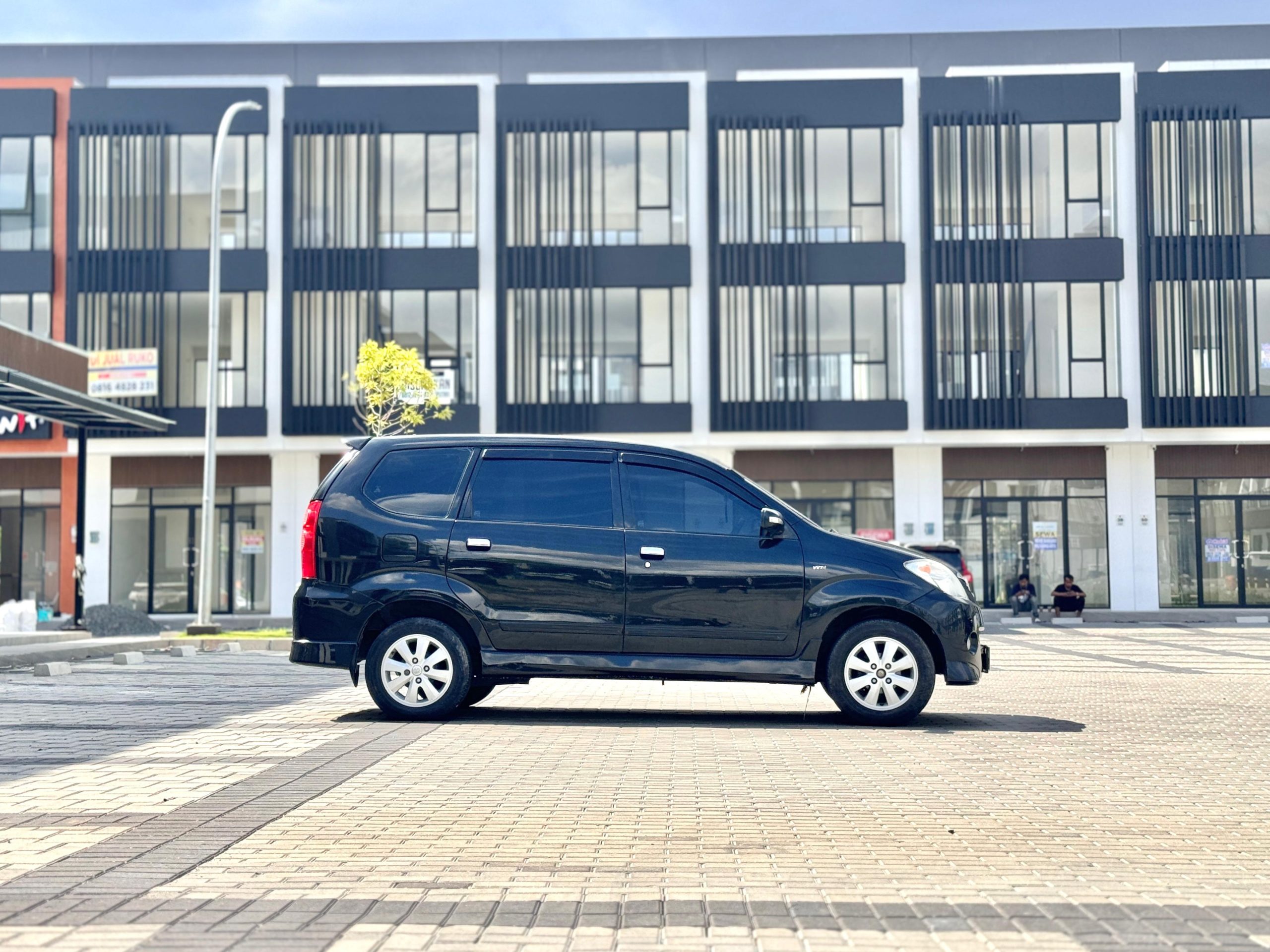 Toyota Avanza 1.5 S MT Hitam - Gambar 2