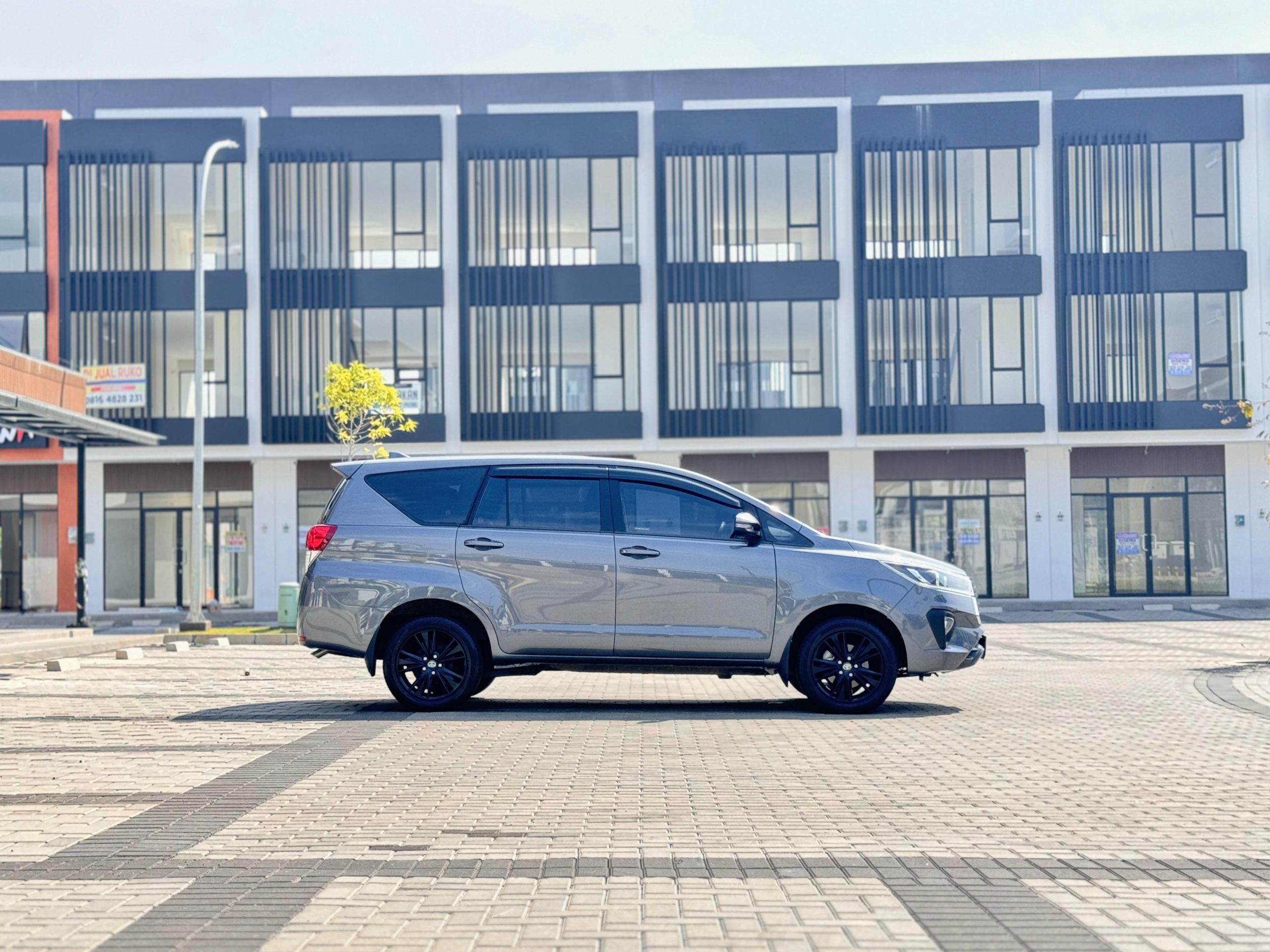TOYOTA INNOVA 2.4 V AT FACELIFT ABU - Gambar 4