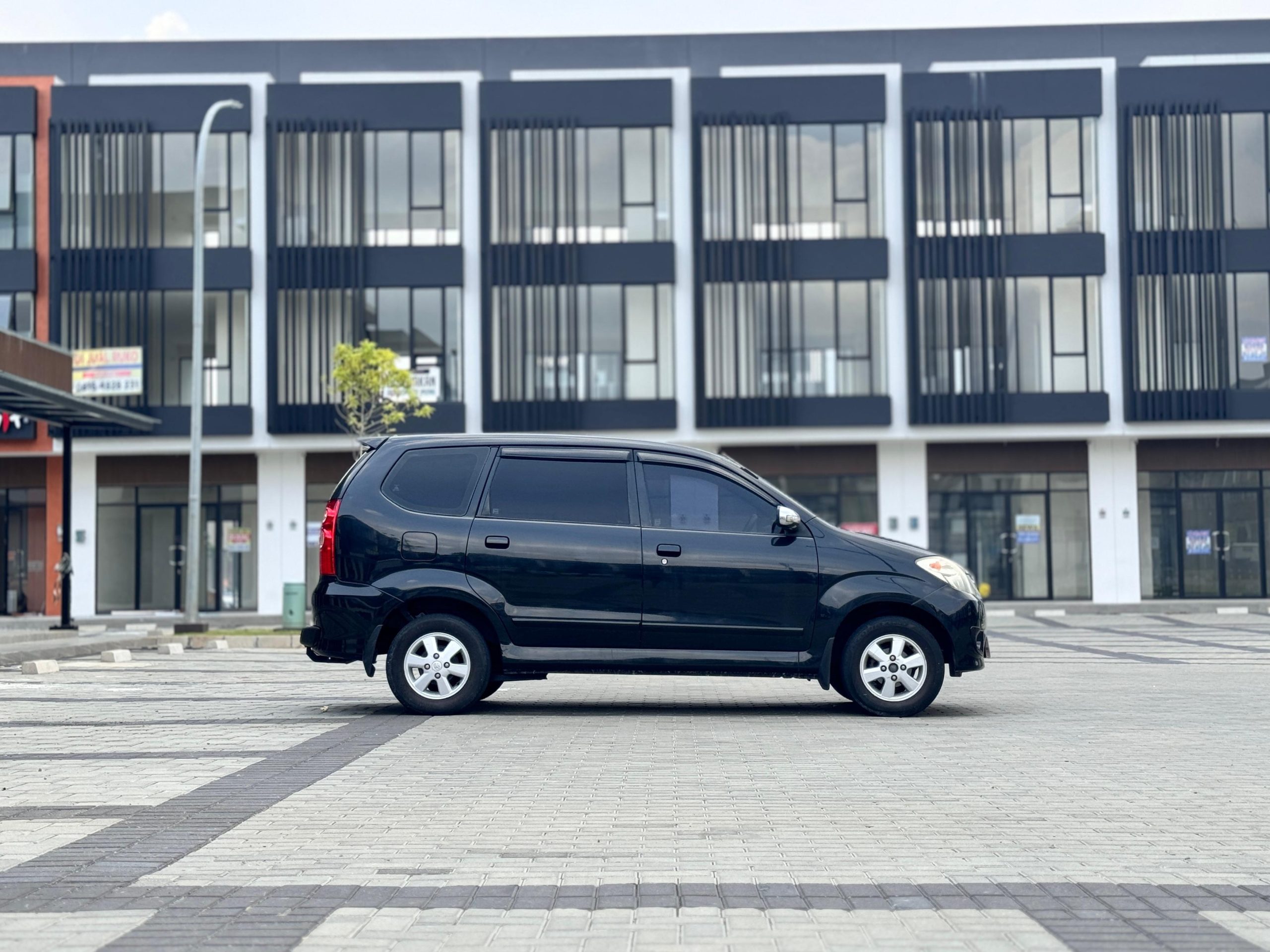 Toyota Avanza G 1.3 AT HITAM - Gambar 5