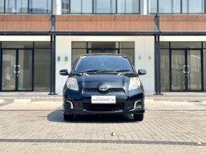 Toyota Yaris E AT HITAM
