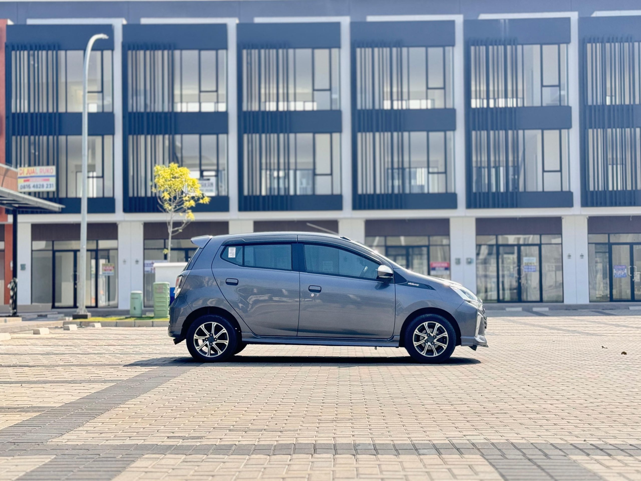 Daihatsu Ayla 1.2 R Deluxe AT. Abu - Gambar 4