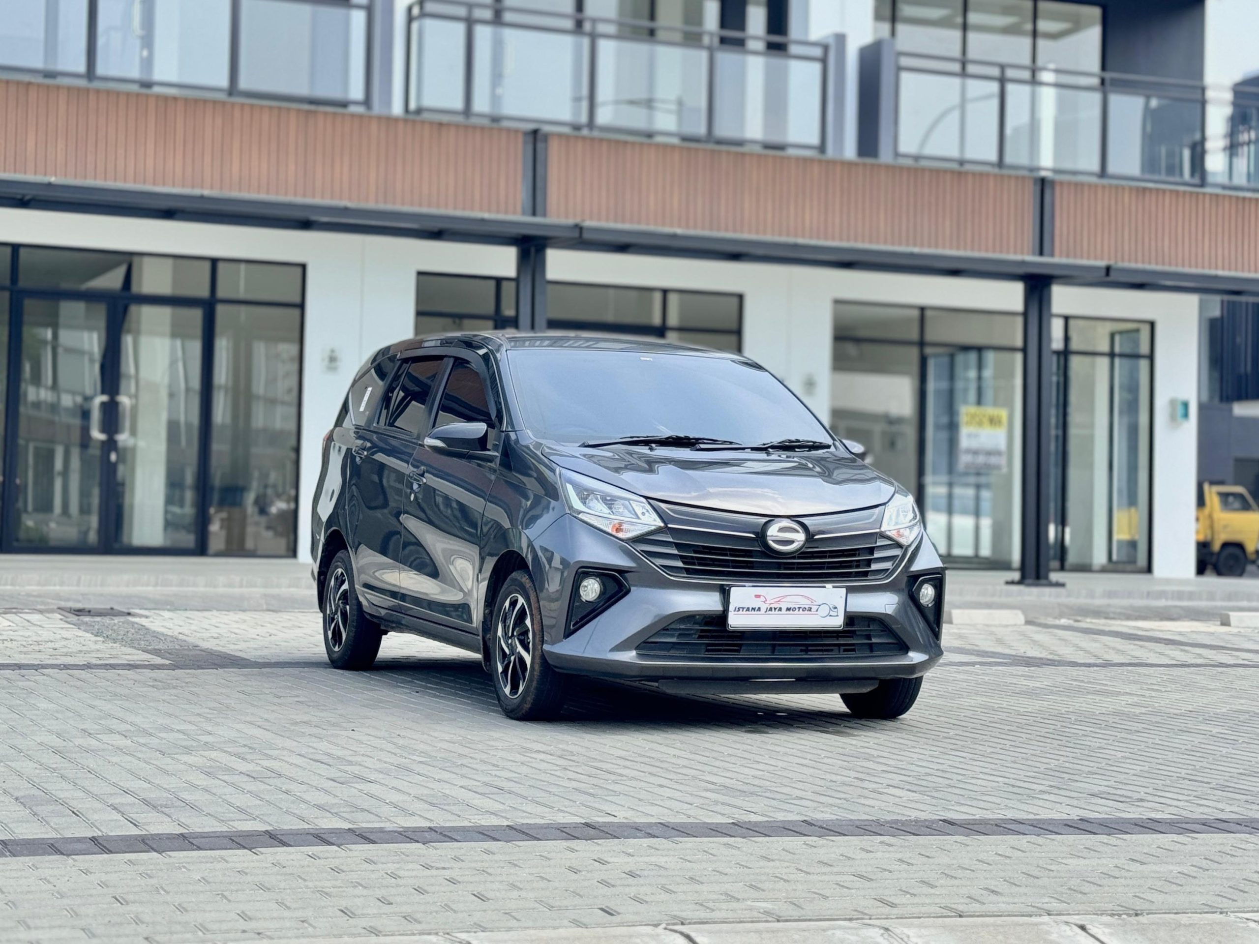 Daihatsu Sigra 1.2 R AT. Abu - Gambar 2