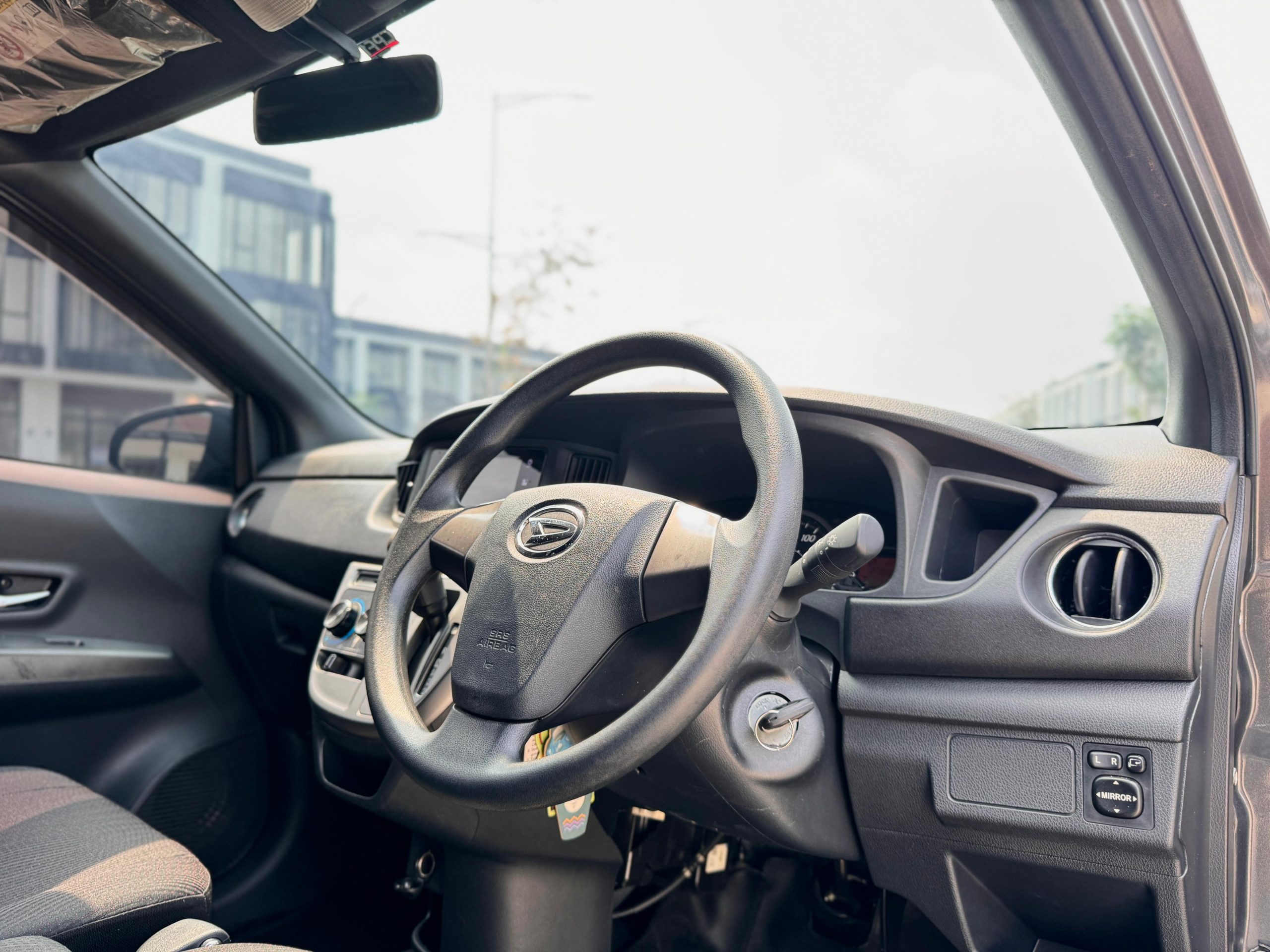 Daihatsu Sigra 1.2 R AT. Abu - Gambar 8