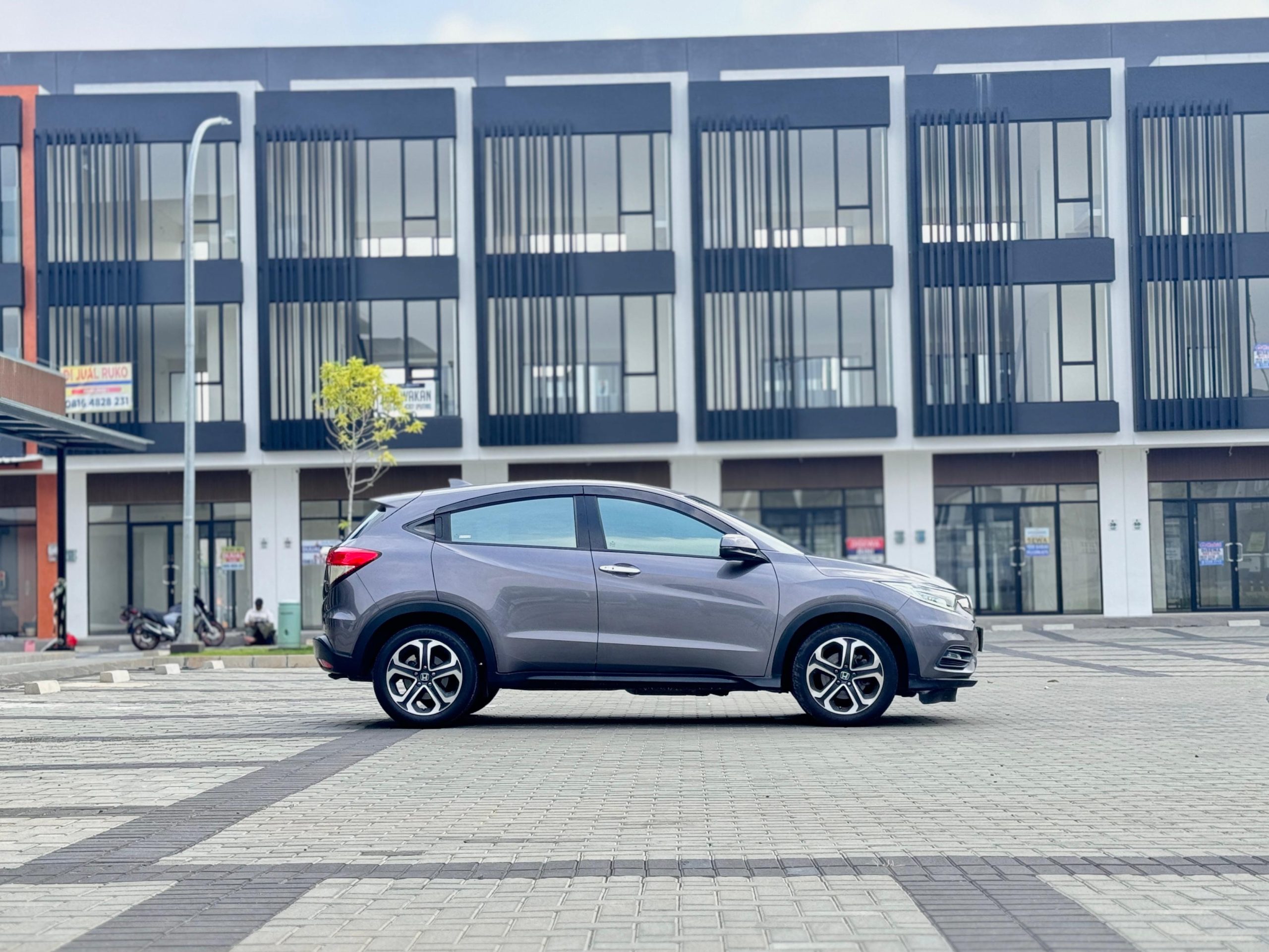 Honda HRV 1.5 SE AT. Abu - Gambar 2