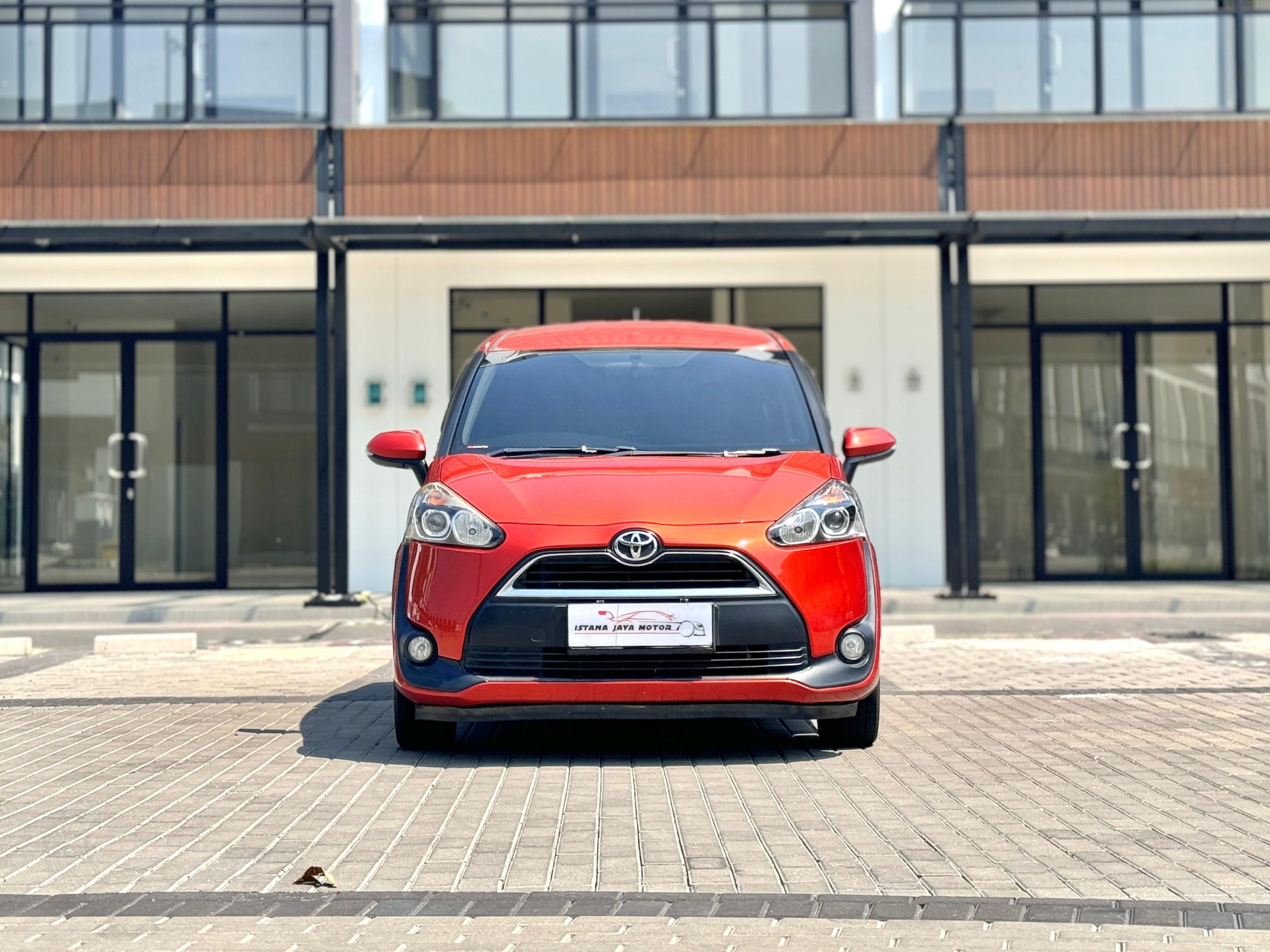 Toyota Sienta G AT. Orange