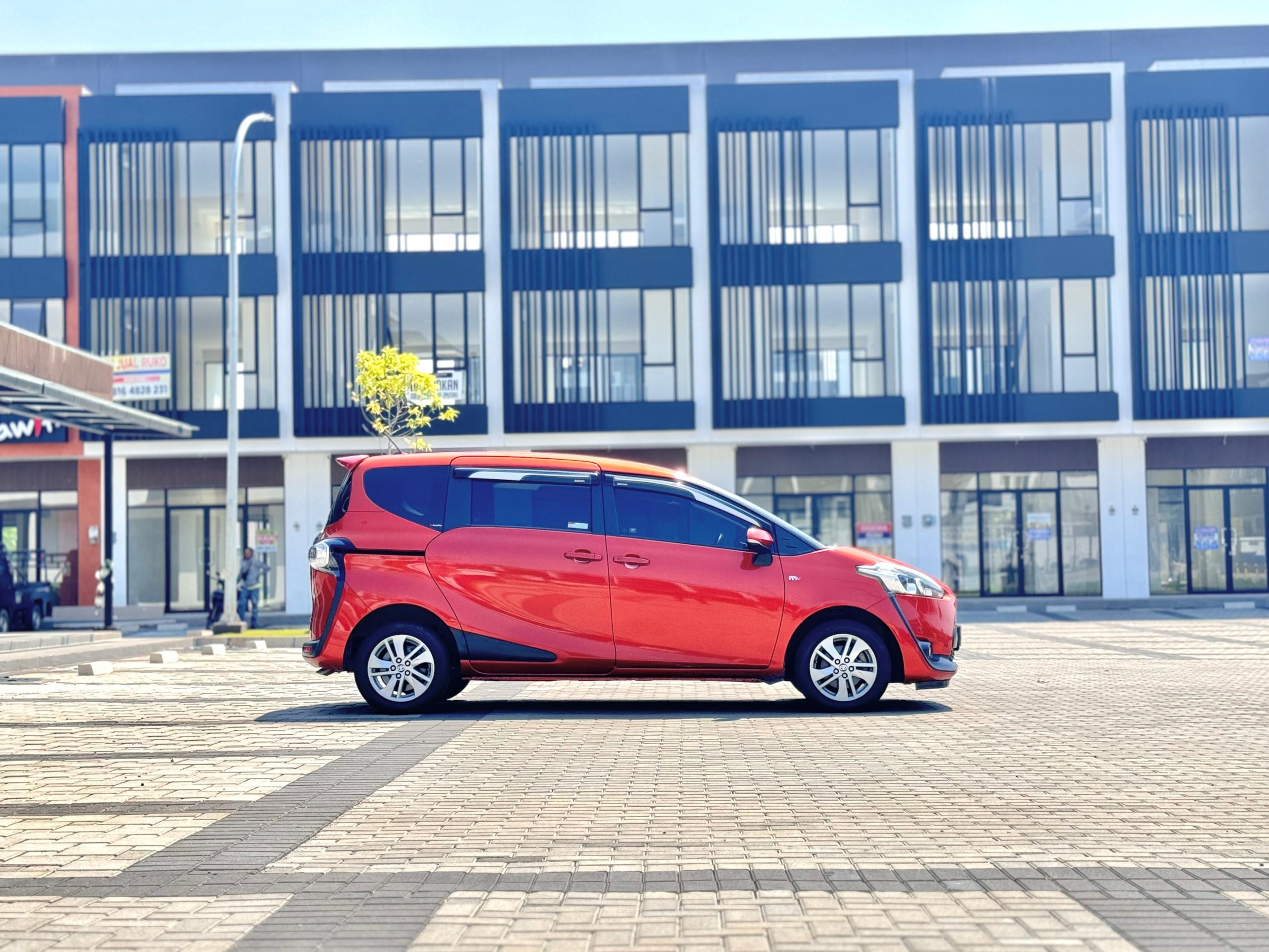 Toyota Sienta G AT. Orange - Gambar 7